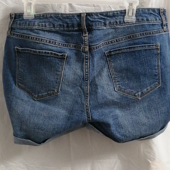 OLD NAVY MATERNITY JEANS SHORTS - Picture 4 of 6